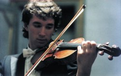 Vincenzo Bolognese with the Mattia Albani violin.